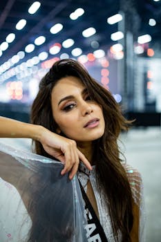 优雅的时装模特在室内穿着时尚的服装，在散景灯光下摆姿势