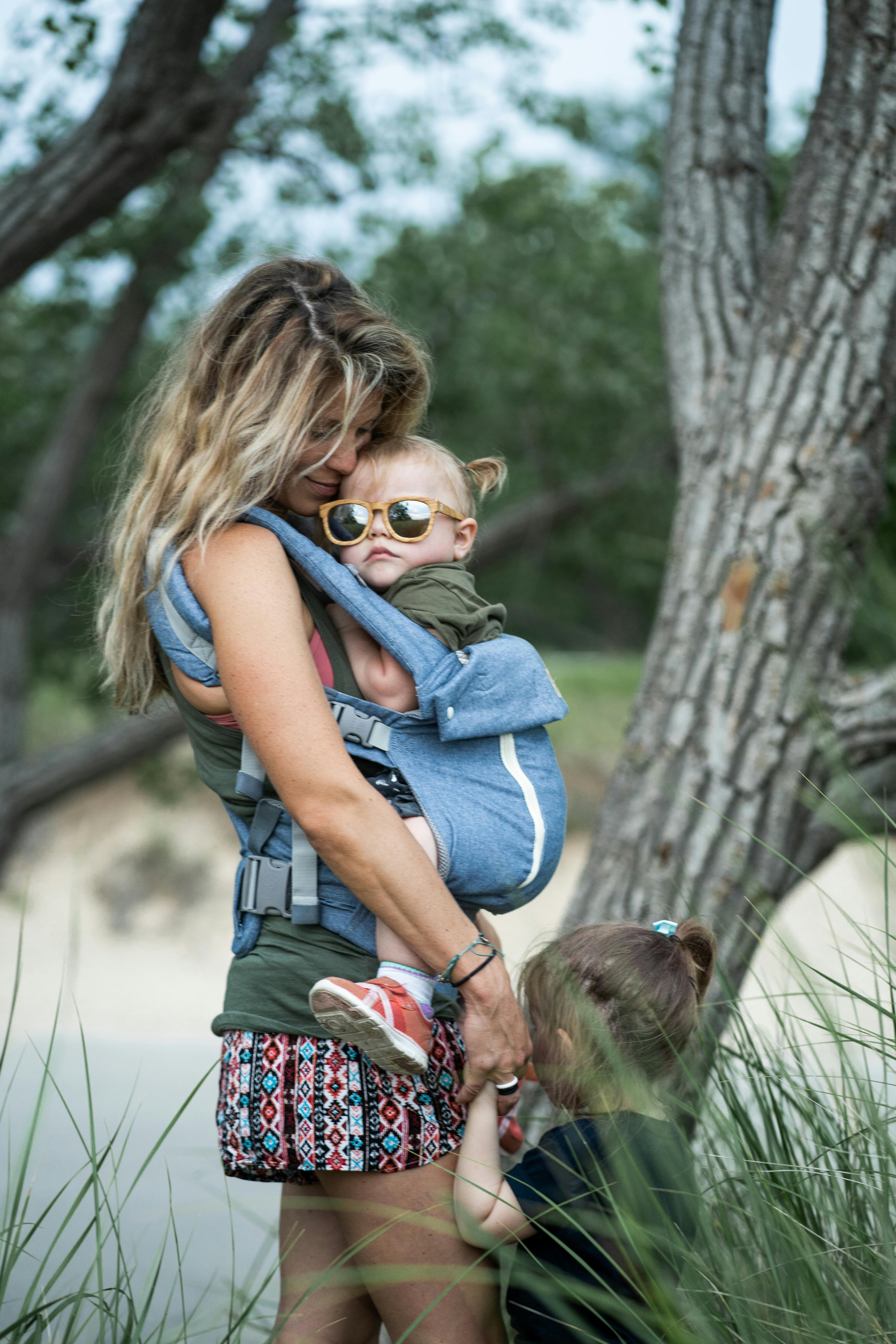 Woman carrying a little girl. | Photo: Pexels