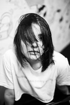 一幅黑白肖像捕捉了一位情感丰富的女人，唤起了孤独感