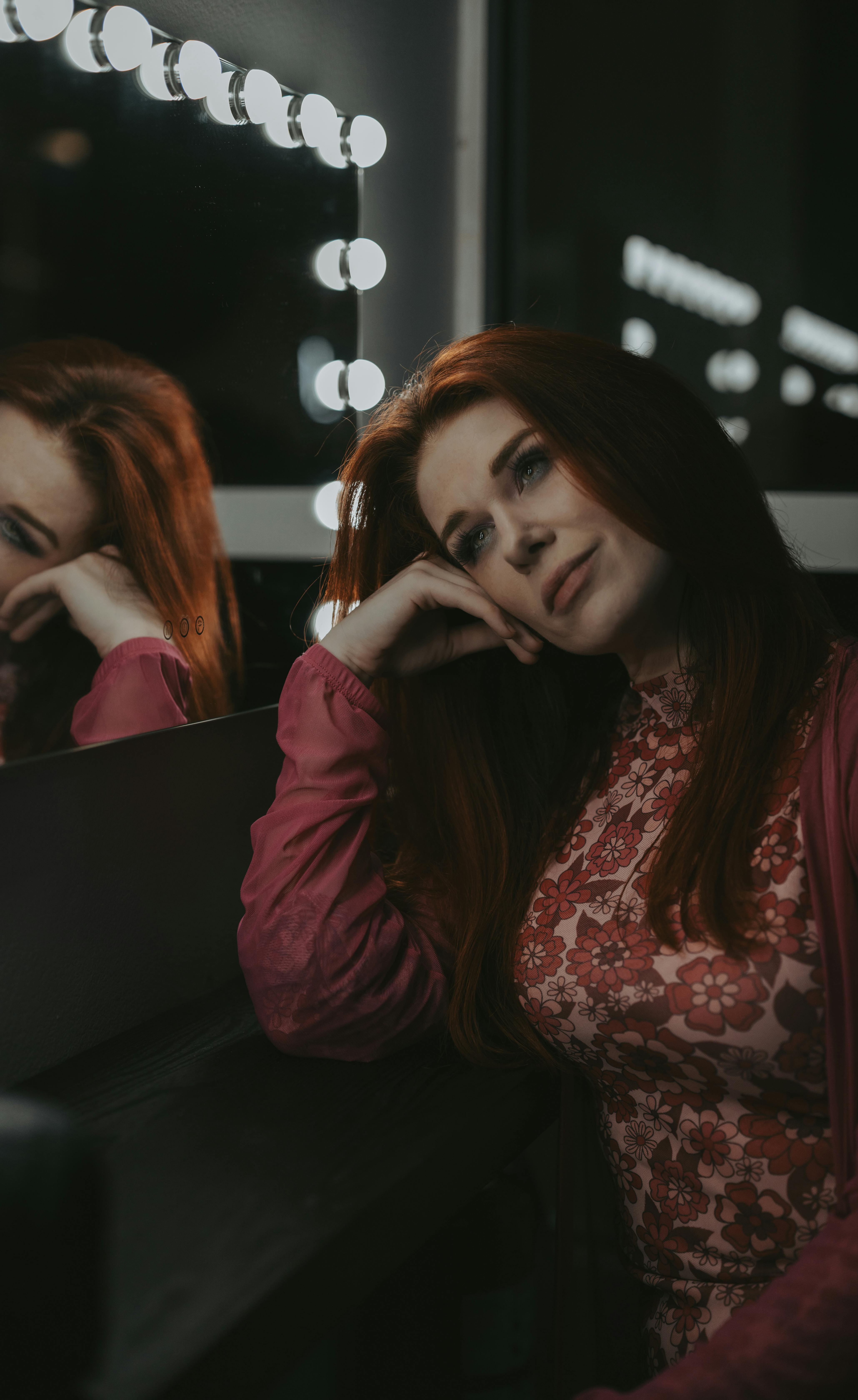 bezplatná Základová fotografie zdarma na téma červené šaty, dekor, elegance Základová fotografie