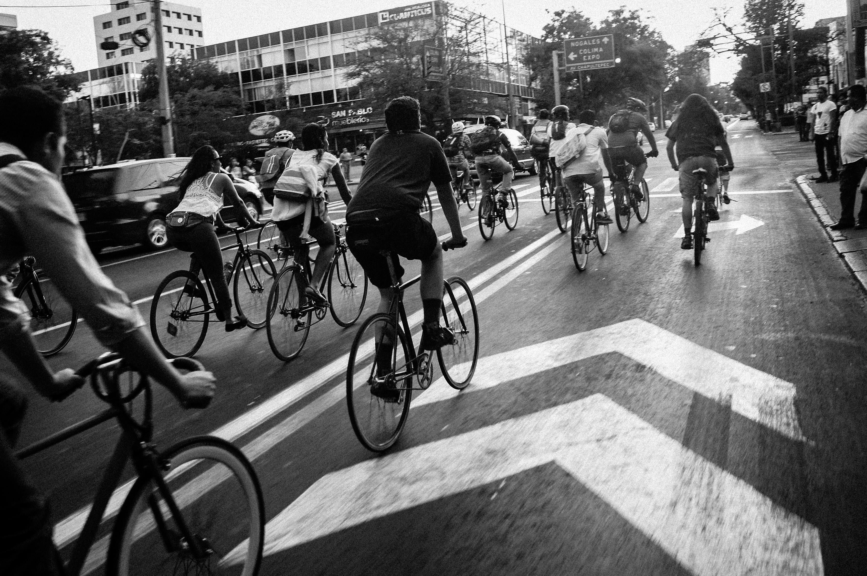 Leute, Die Auf Der Straße Fahrrad Fahren · Kostenloses