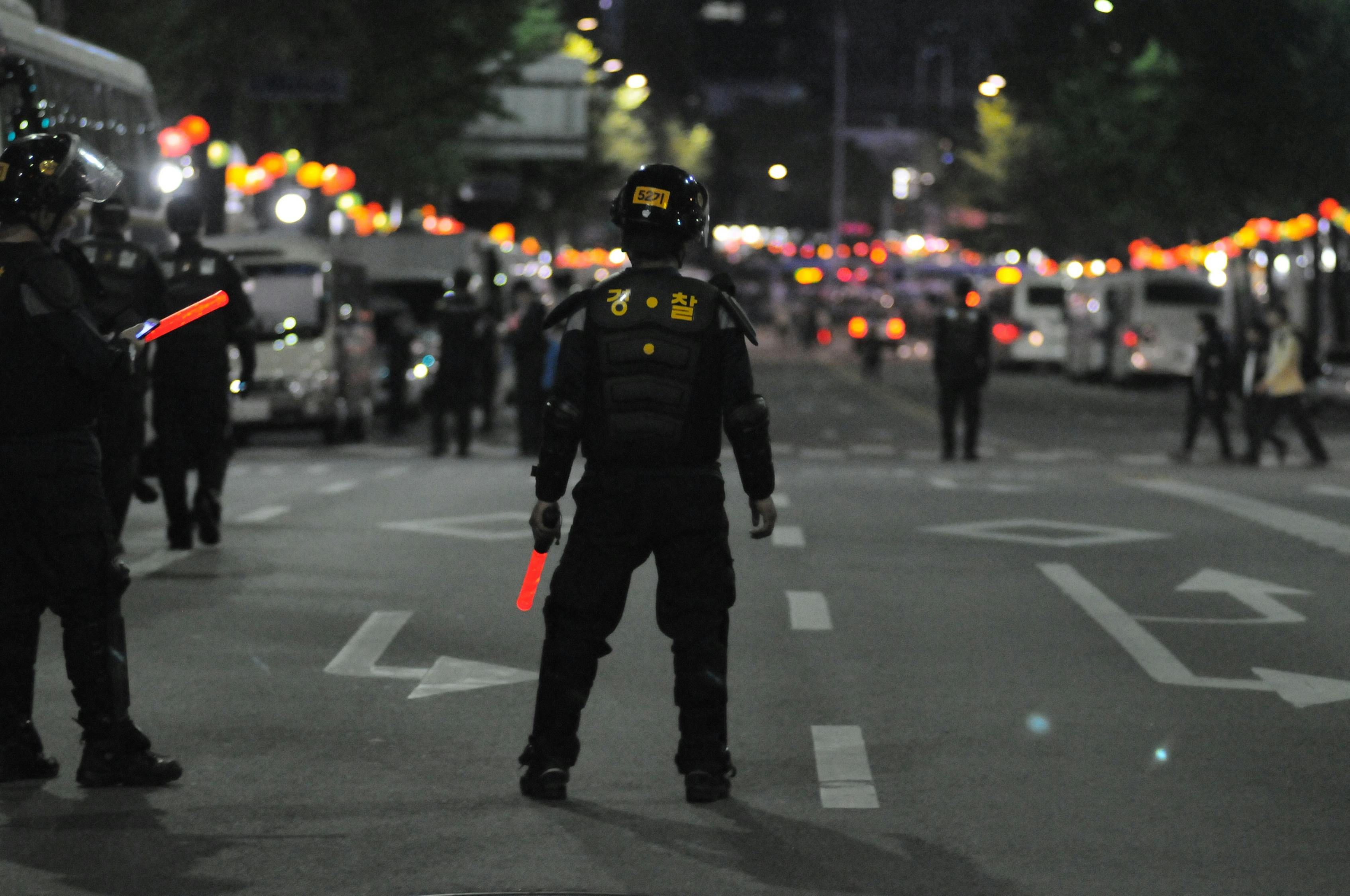 Politie Die Zich Tijdens De Nacht Op Grijs Asfalt Bevindt