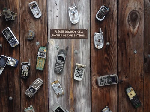 бесплатная Разные телефоны на доске Стоковое фото