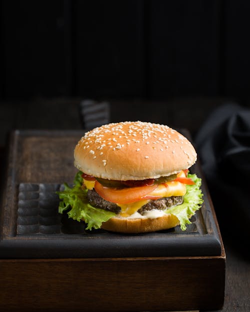 Fotografi Close Up Burger Dengan Irisan Sayuran