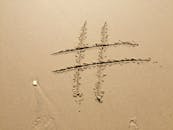 这个在法国文萨克沙滩上绘制的标签符号非常适合社交媒体主题