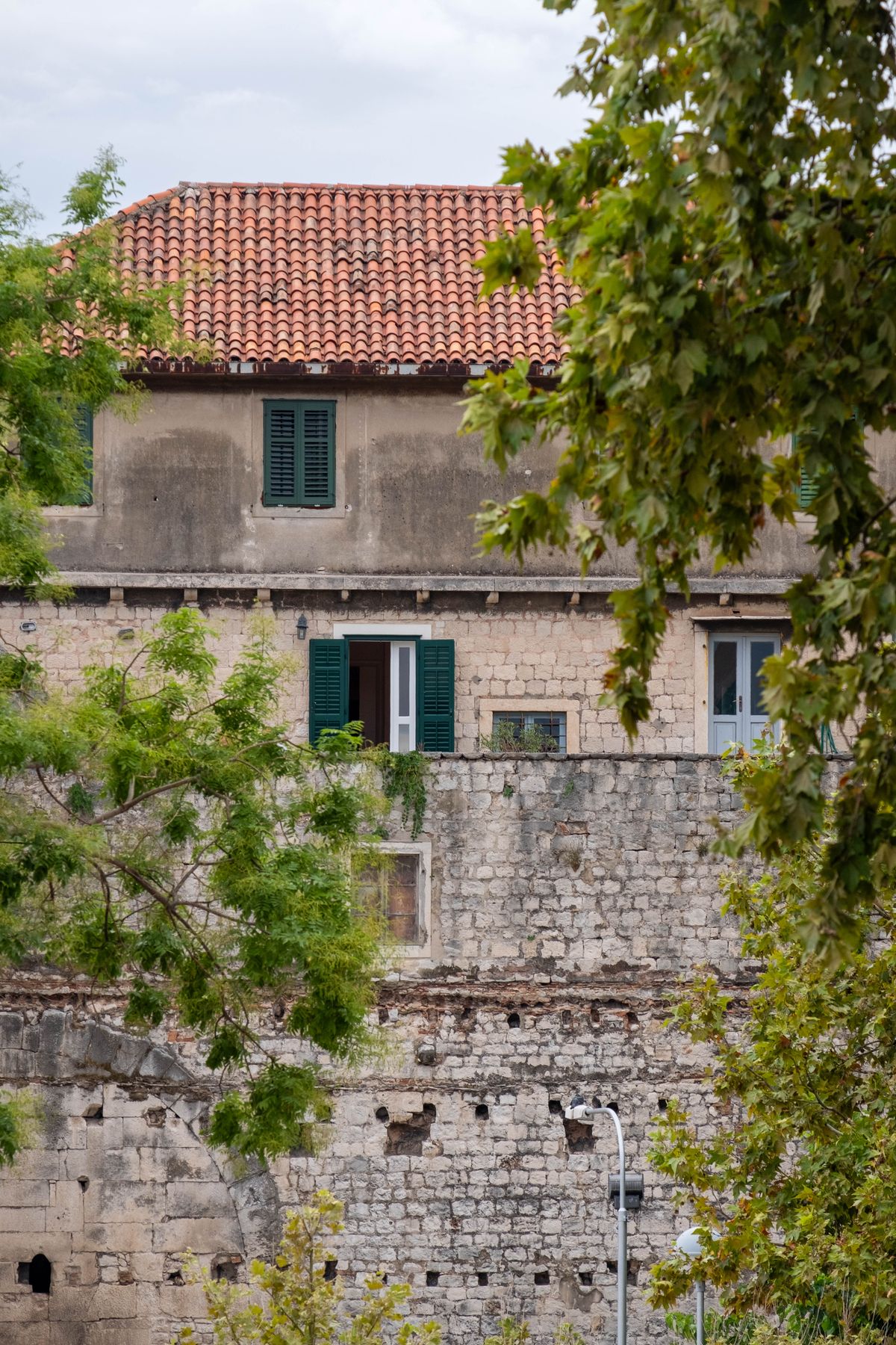 Unde te cazezi în Split - Varoš, casă de piatră cu obloane verzi