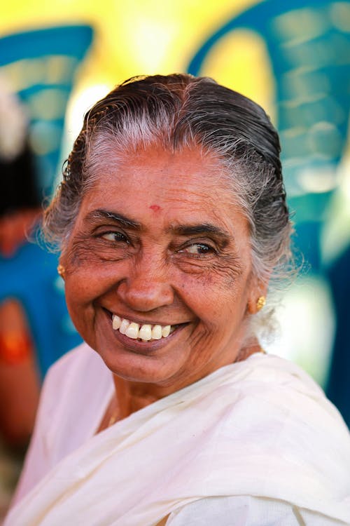 Femme Souriante, Dans, Robe Blanche