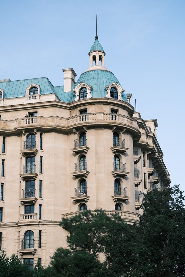 Fachada de un hotel de gran lujo en El Cairo