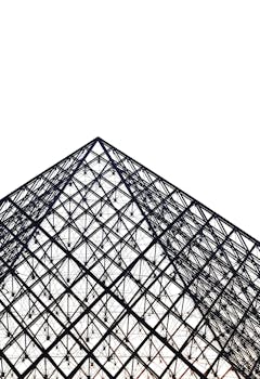 从低角度拍摄的巴黎卢浮宫金字塔，突显其几何钢构设计