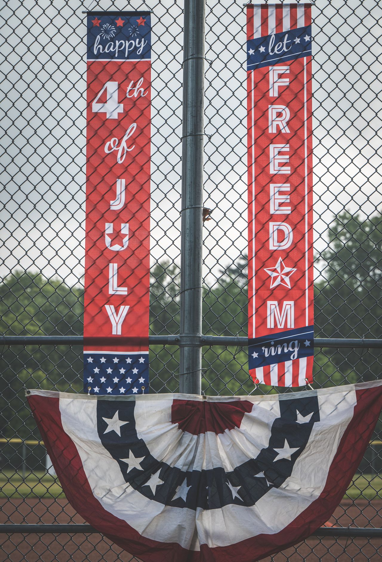 patriotic-decoration-ideas-hero Patriotic 4th of July banners and a red white and blue pleated fan