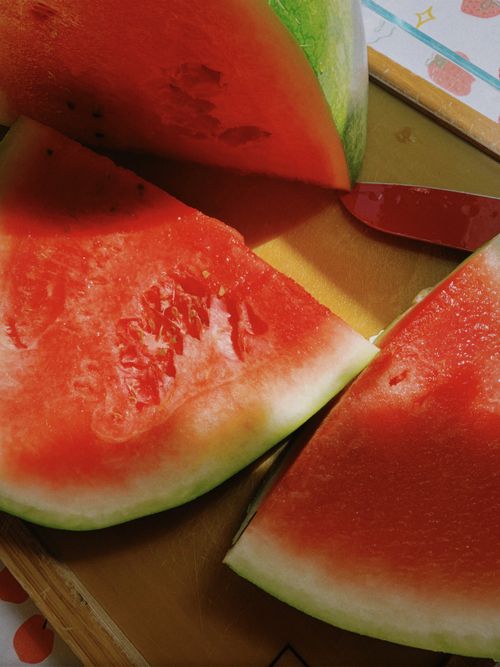 Free Juicy watermelon slices on a cutting board, perfect for summer picnics and healthy eating. Stock Photo