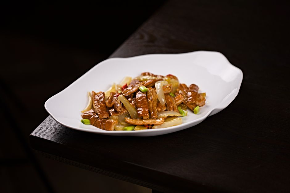 Strimler af stegt seitan i wok med grøntsager