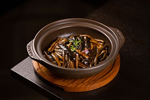 用铁锅翻炒蔬菜，食材在锅中滑动，没有粘连
