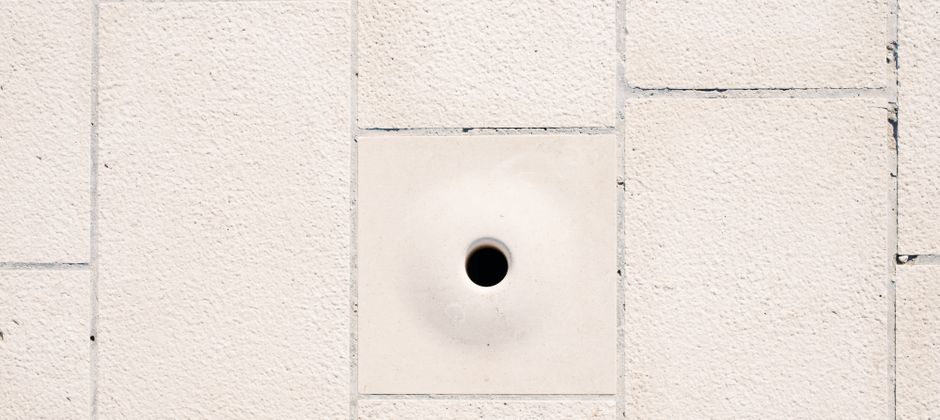 A single round hole in a brick wall — the kind of opening a rat only needs to be the size of a 20-sen coin to use