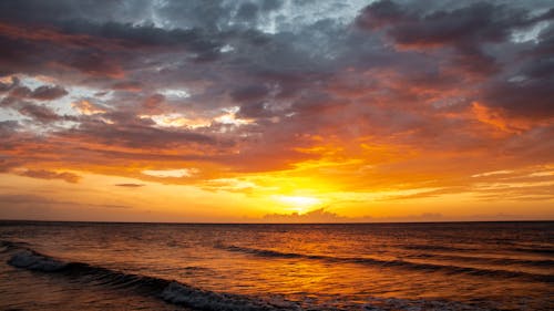 Darmowe zdjęcie z galerii z piękny zachód słońca, plaża, świeża woda