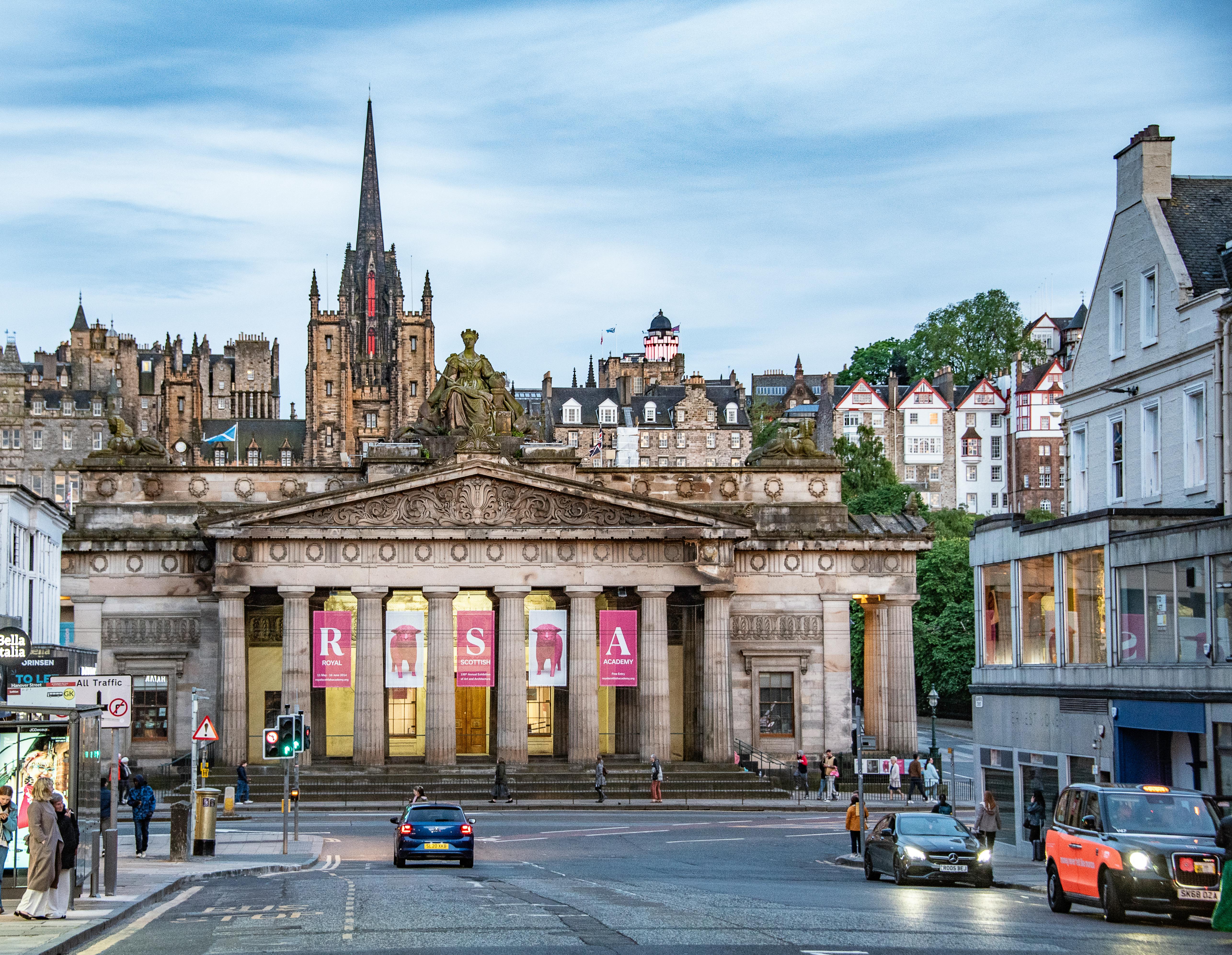 Santander, HSBC reduce mortgage rates — Photo by Richard Harris on Pexels