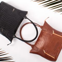 Printed canvas tote, photo by José Martin Segura Benites on Pexels