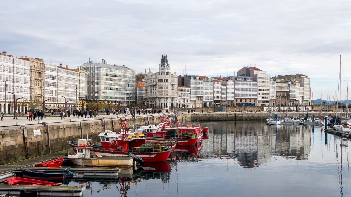 Bărci cu motor ancorate în portul din A Coruña, Galiția