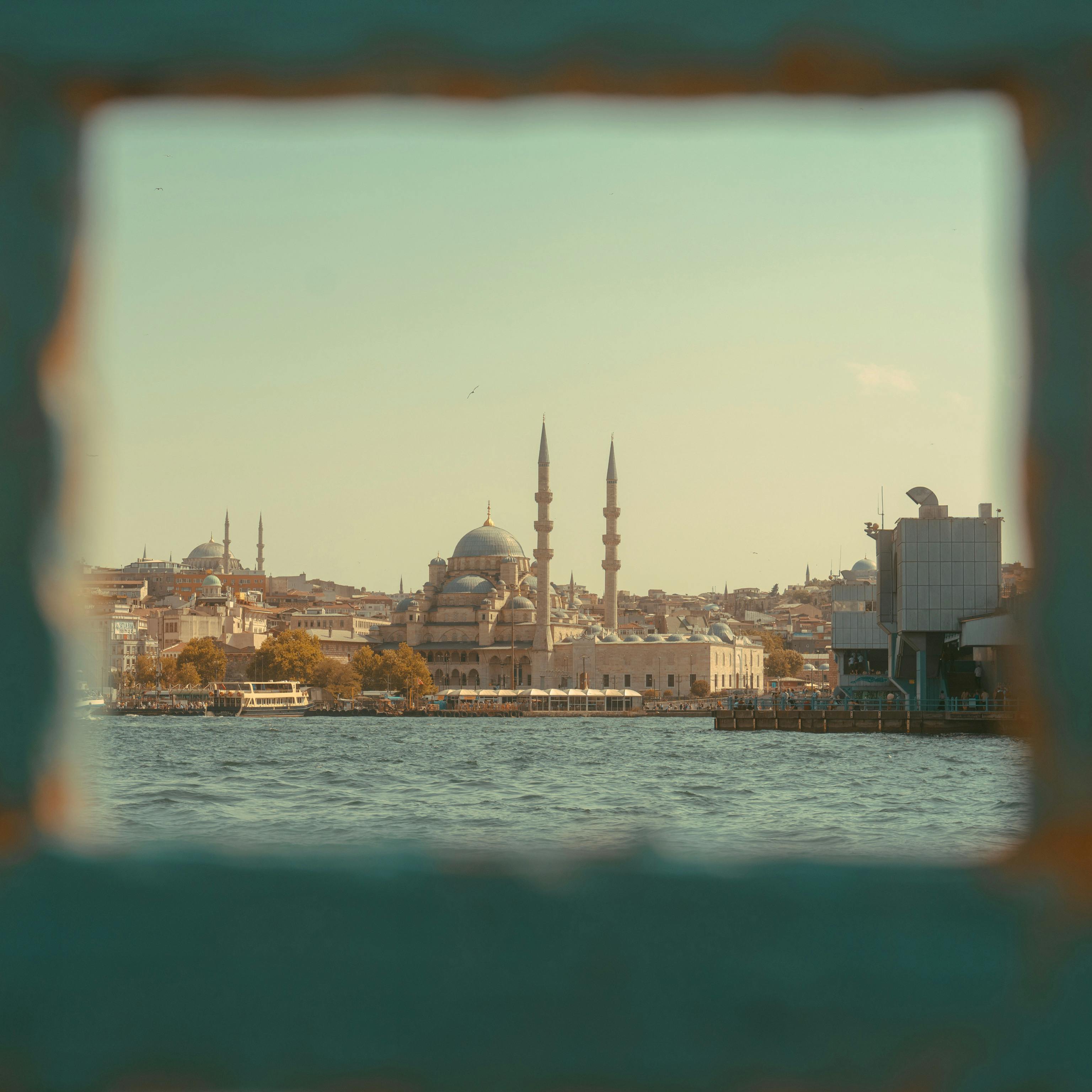 Gratuit Cadre : La Vue De La Nouvelle Mosquée Depuis La Jetée De Karaköy Photos