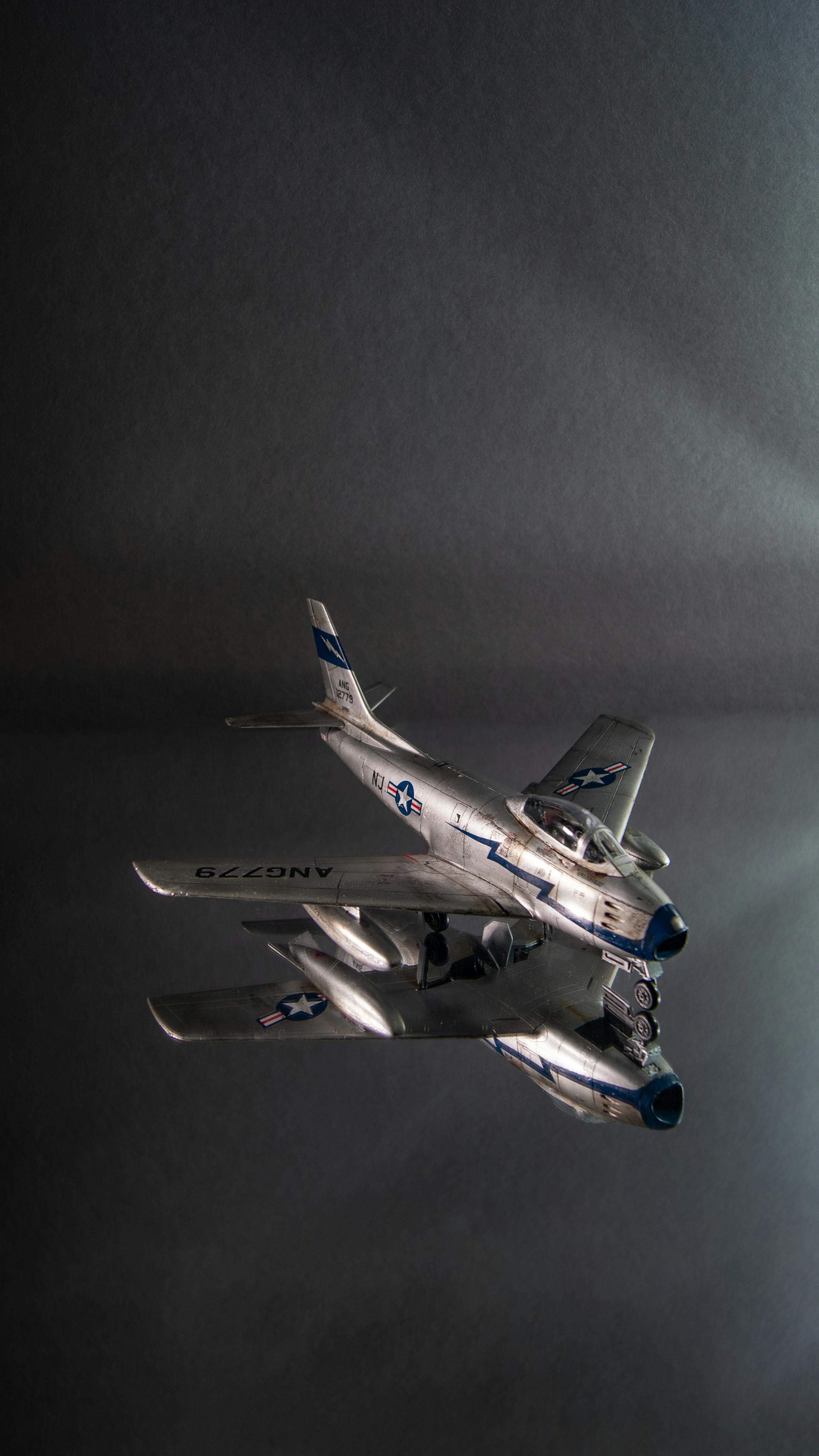 Gratis Miniatur Jet Tempur F 86 Sabre Di Cermin Foto Stok