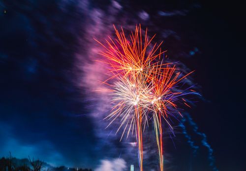 Free A stunning explosion of colorful fireworks lighting up the night sky. Stock Photo