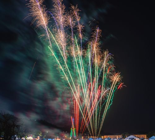 Free Colorful fireworks illuminating the night sky during a festive celebration. Stock Photo