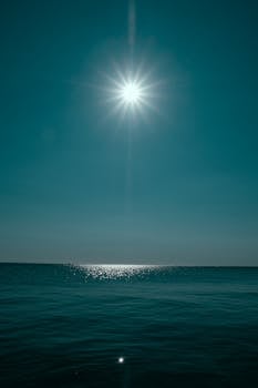 晴朗的一天，平静的海面波光粼粼，反射着明亮的阳光