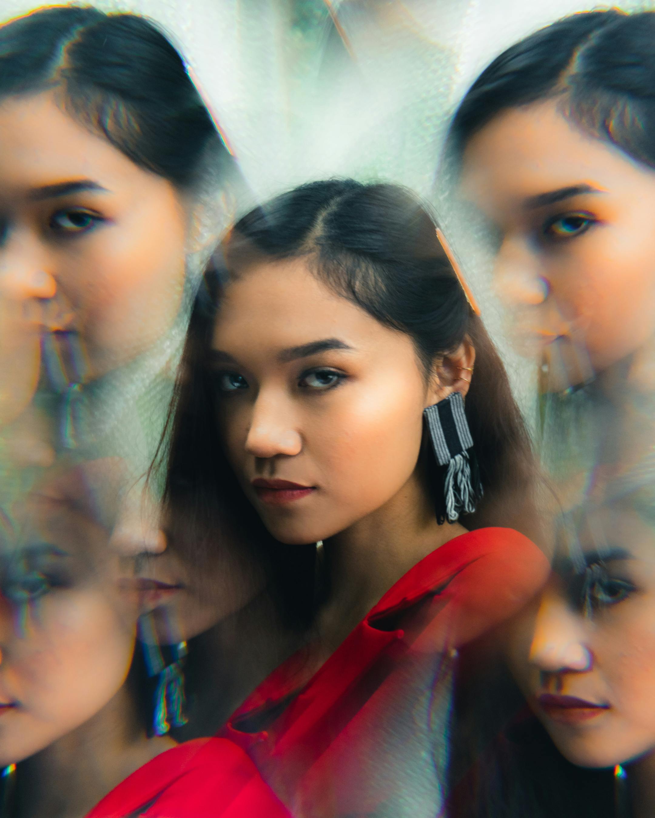 年轻女性创意时尚肖像，具有棱镜效果，凸显她的优雅和风格