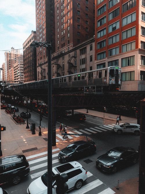 Free Vibrant city scene of Chicago with elevated train and busy traffic below. Stock Photo