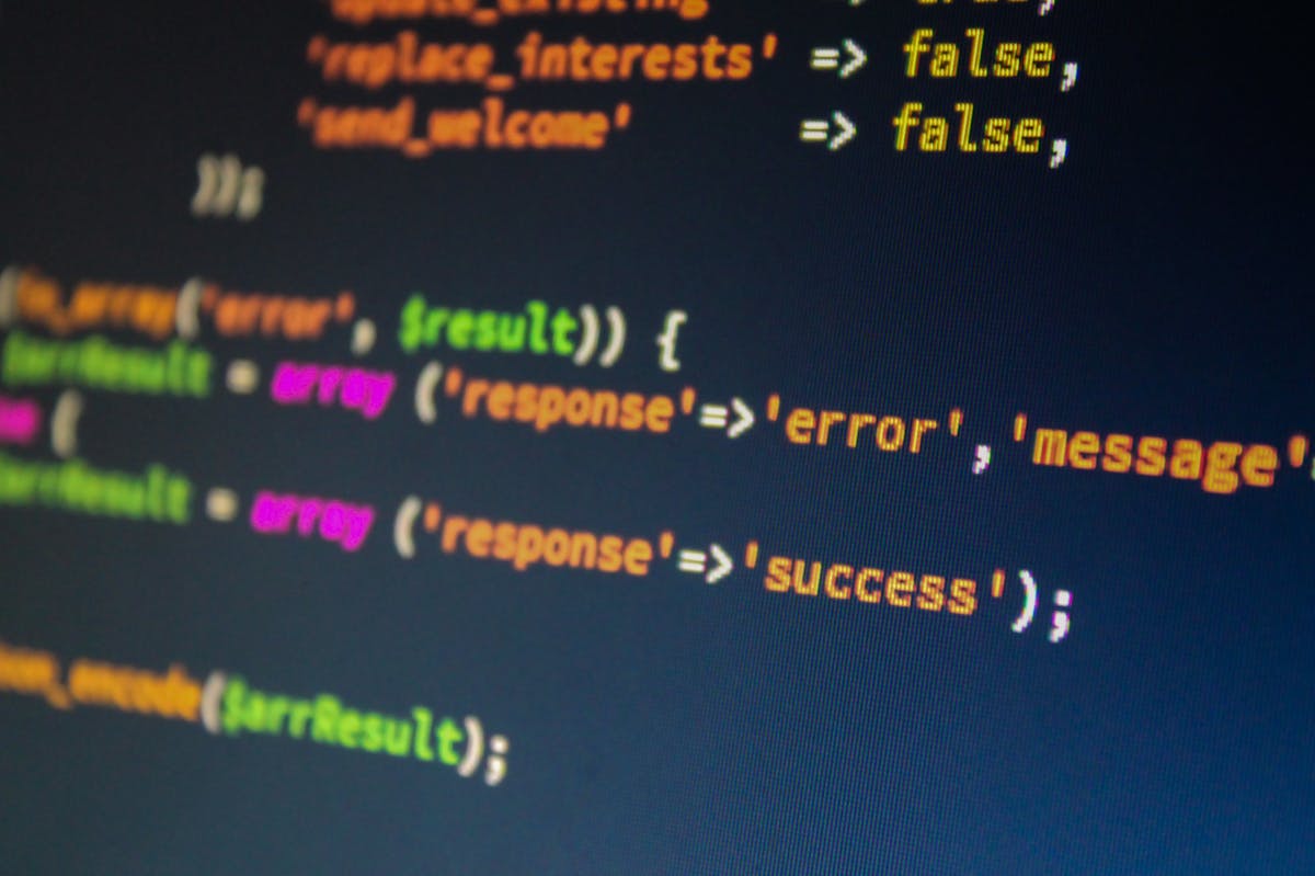 Monitor che mostra un messaggio di errore sullo schermo con testo