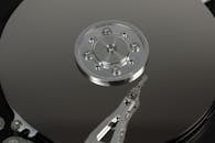 通过宏观拍摄详细展示硬盘驱动器的盘片和手臂机制，呈现复杂的工程结构