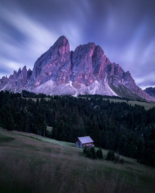 Maison Près Des Arbres Et De La Montagne