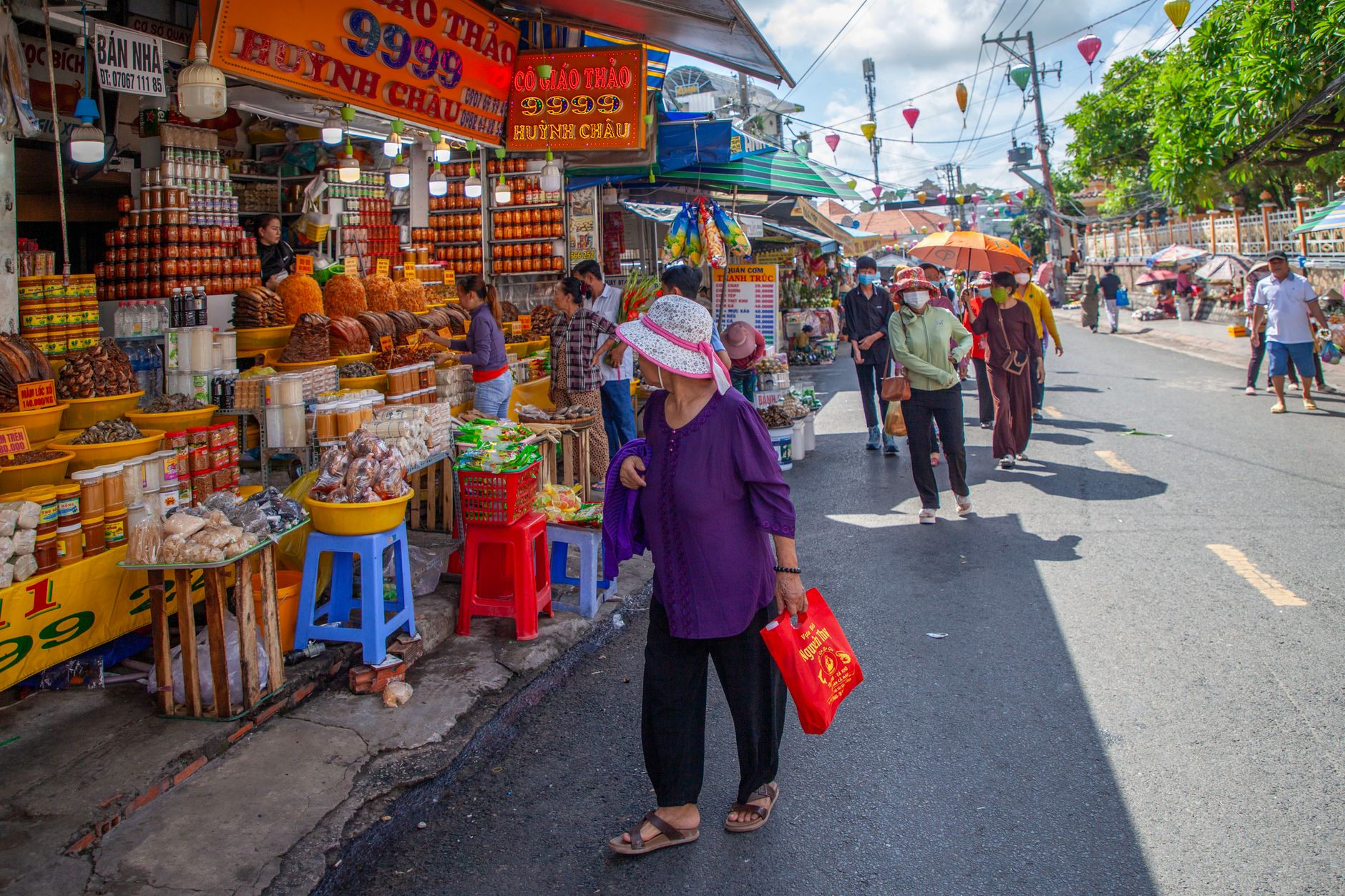 Thị trường FMCG 2026: Xu hướng 'Trading Down', bùng nổ kênh hiện đại và cơ hội cho doanh nghiệp