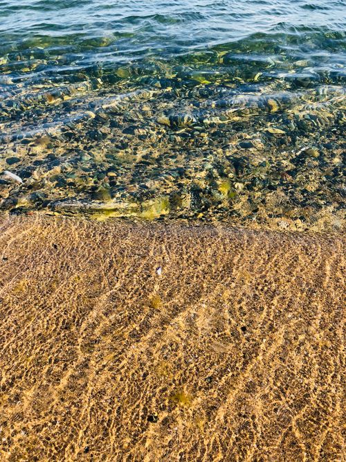 Free Tranquil view of a sandy beach meeting clear waters in Yalova, Türkiye. Stock Photo