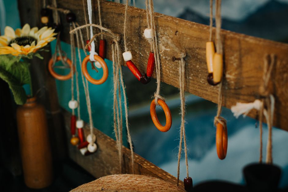 Q: What are some DIY decor and accessory ideas for room design low budget?