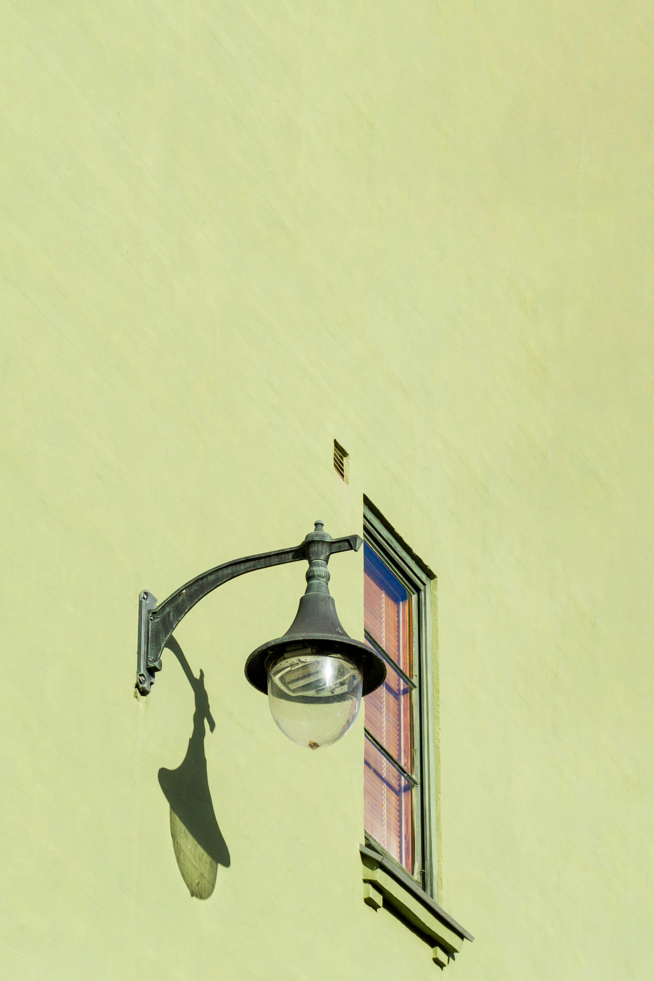 Kostnadsfria Närbild Av En Lampa Fäst Vid En Byggnad I En Stad  Stock foto