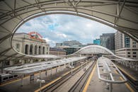 丹佛联合车站的壮丽景色展现了其现代建筑与城市环境的融合