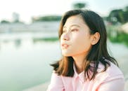 雅加达户外，一名年轻女子的特写肖像，表情安详