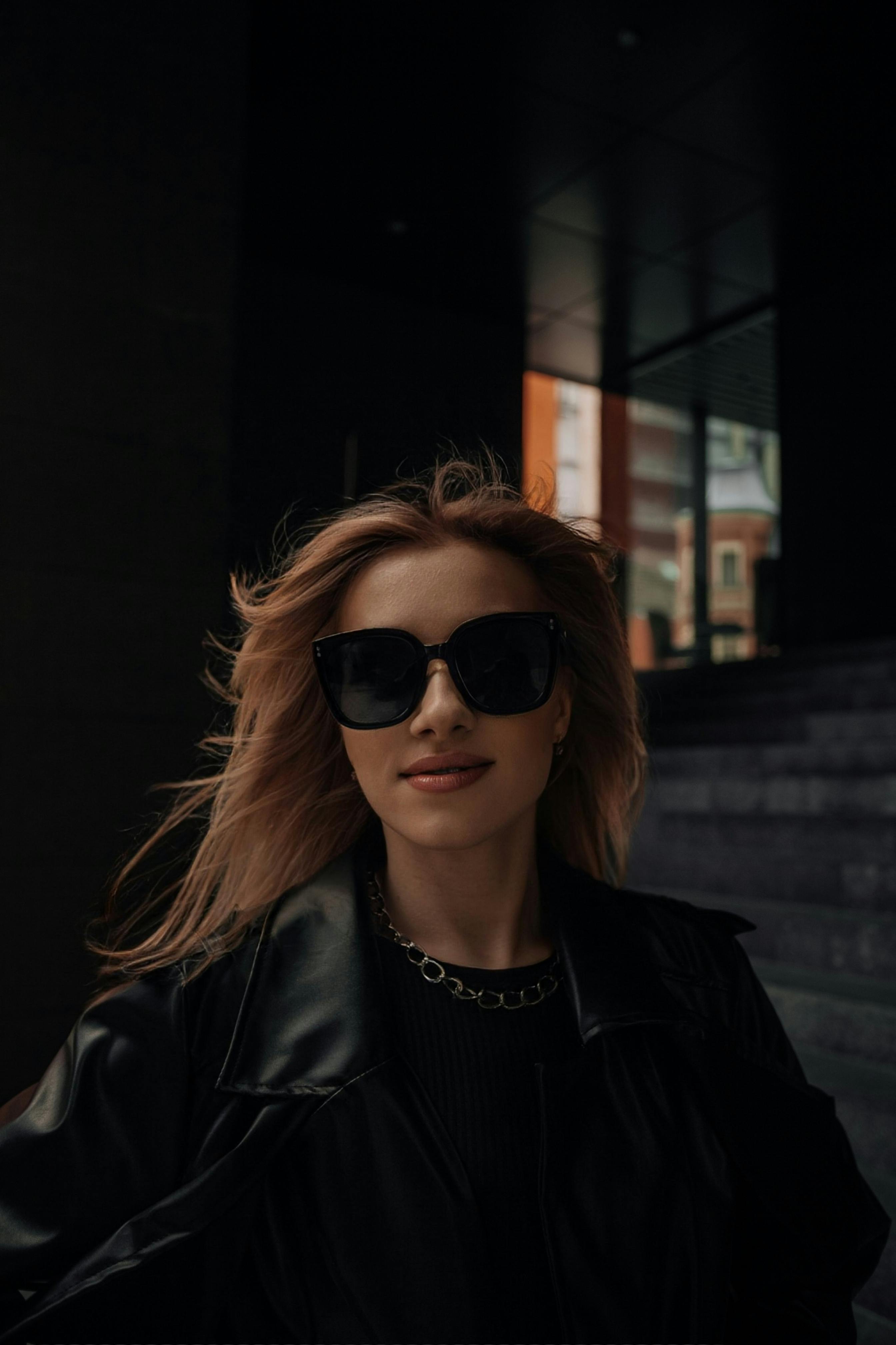 無料 サングラスをかけた金髪の女性 写真素材