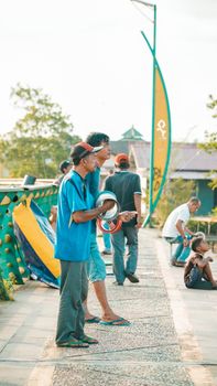 Men and children enjoying a sunny day outdoors in an urban setting. - Fotografer Sidoarjo