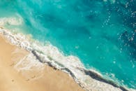 令人惊叹的鸟瞰一个宁静的海滩在巴厘岛与绿松石水和柔软的沙滩