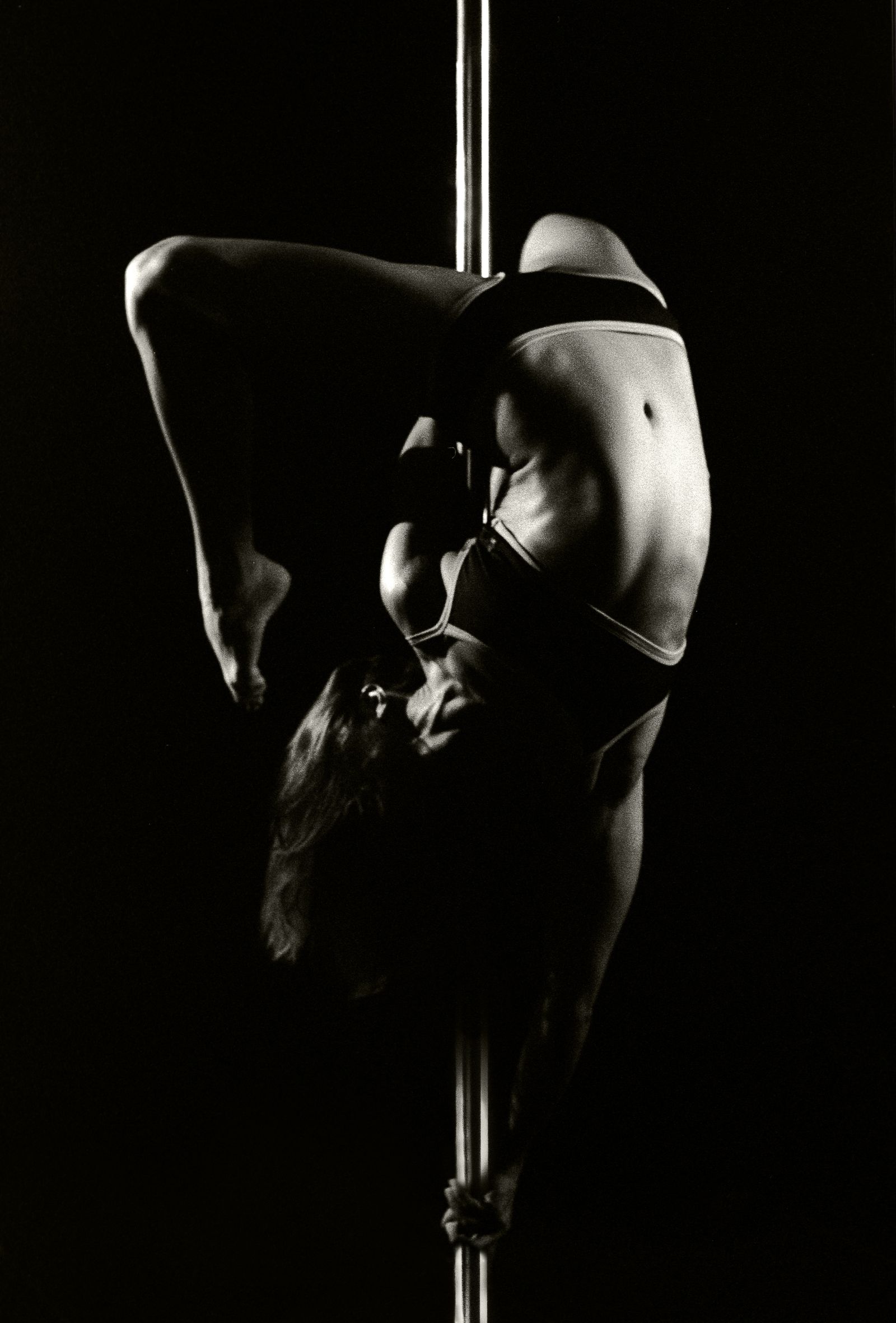 Donna durante una lezione di pole dance