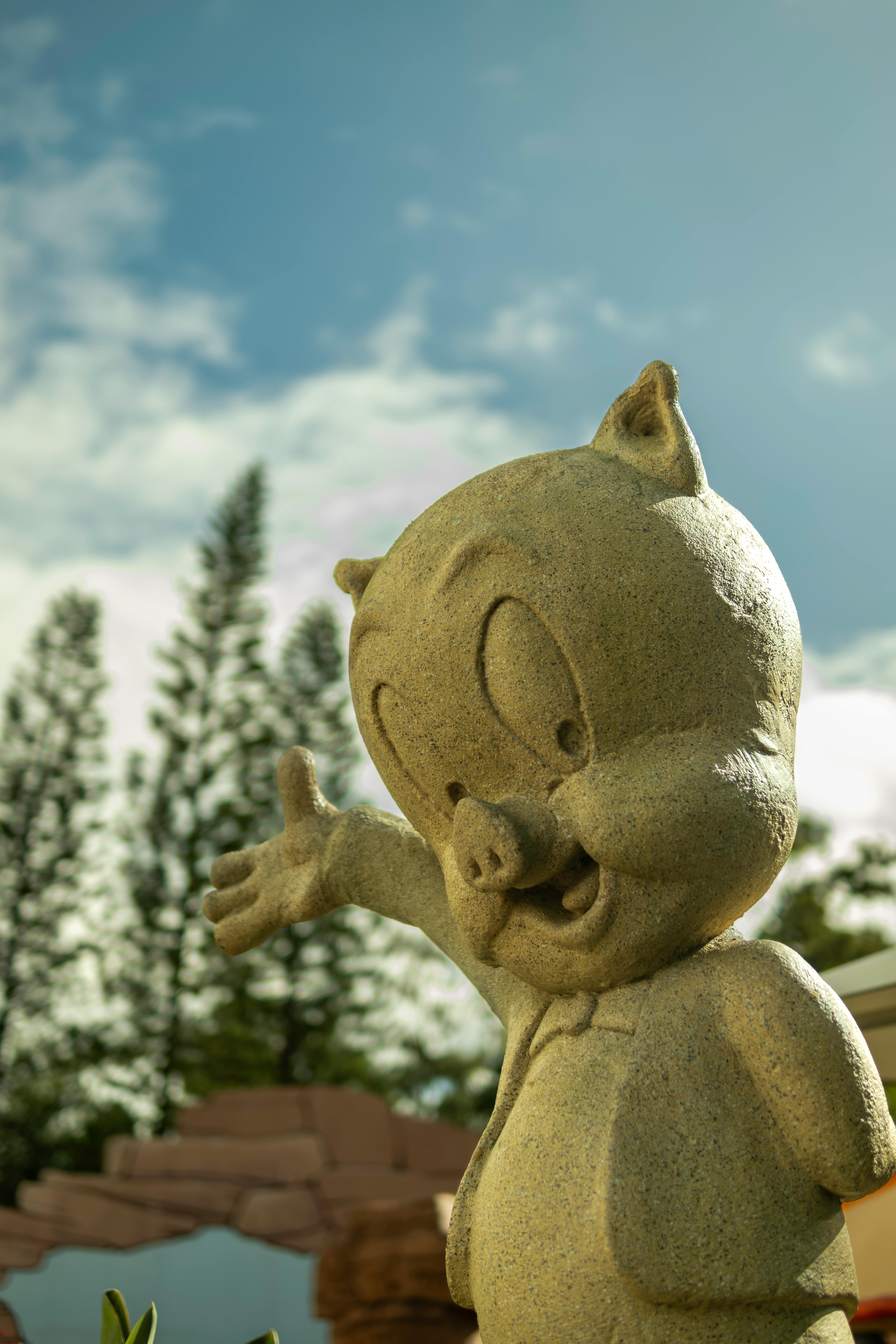 porky pig statue