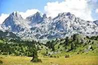 波斯尼亚和黑塞哥维那的普雷尼山脉，景色壮丽，山谷郁郁葱葱