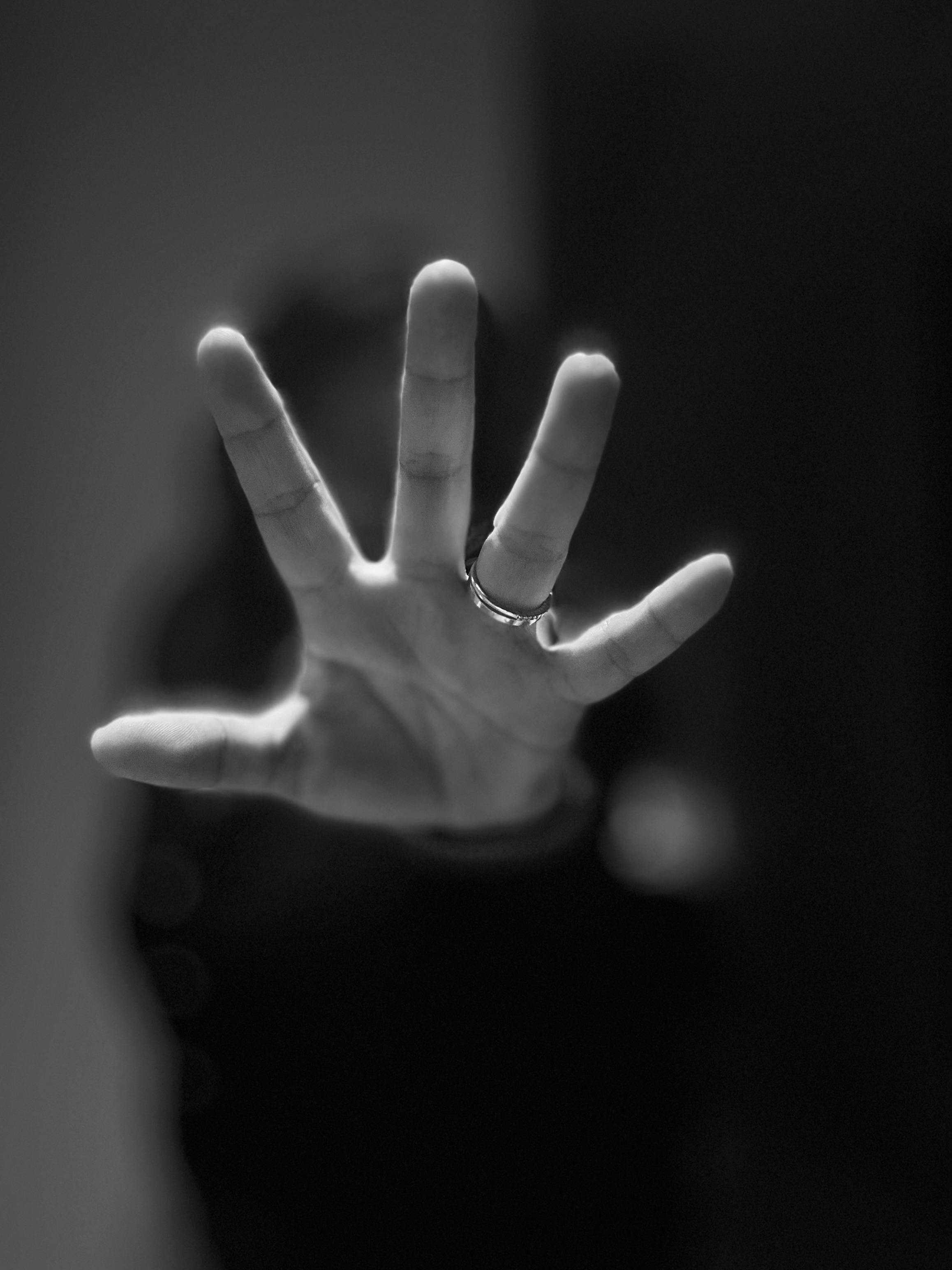 Gratis Mano Con Anillo De Bodas Extendiéndose Foto de stock