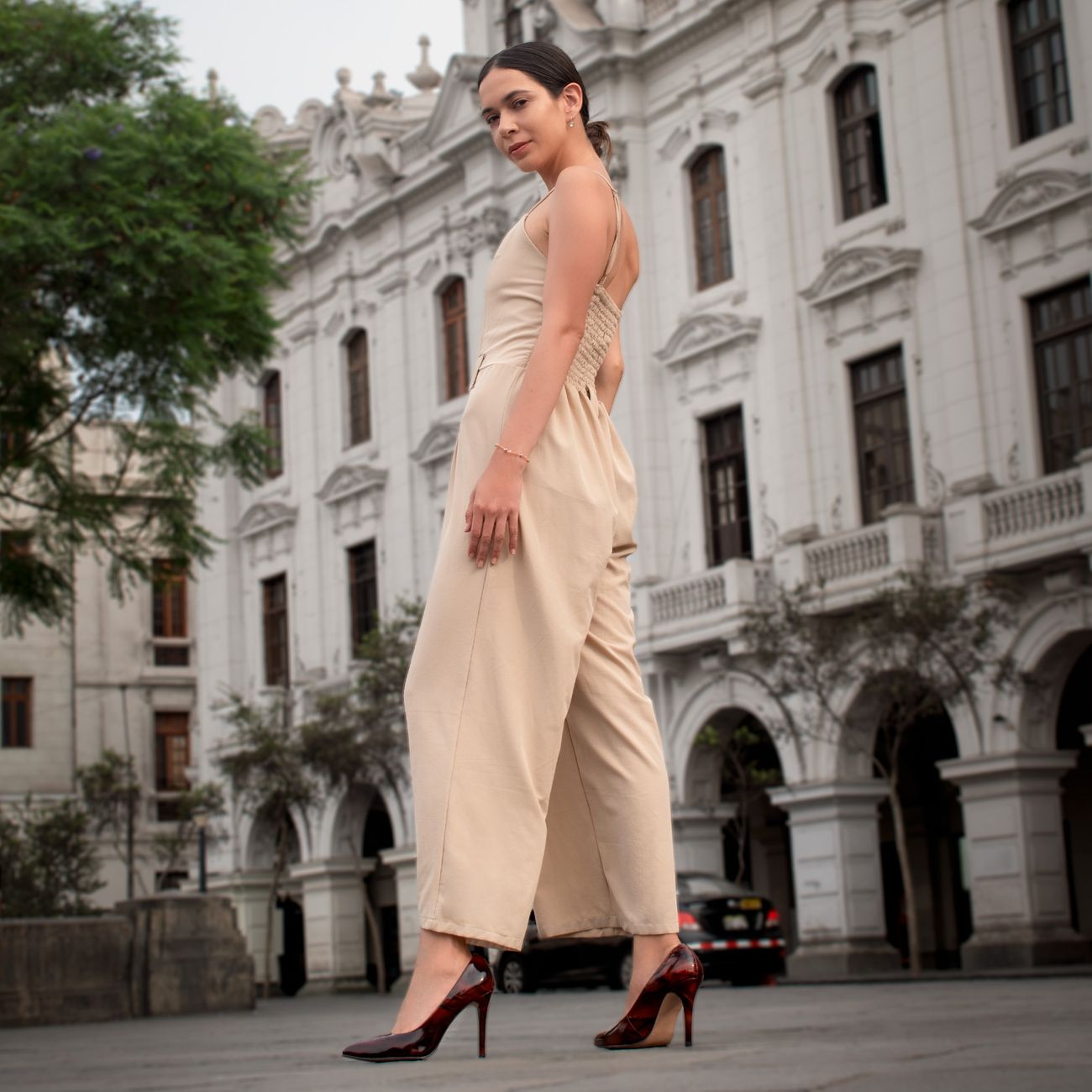 Rekomendasi Celana Kulot Wanita Buat Main: Nyaman, Stylish, Anti Ribet! 1 full body women using culottes