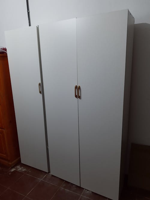 белый деревянный 3 дверный шкаф