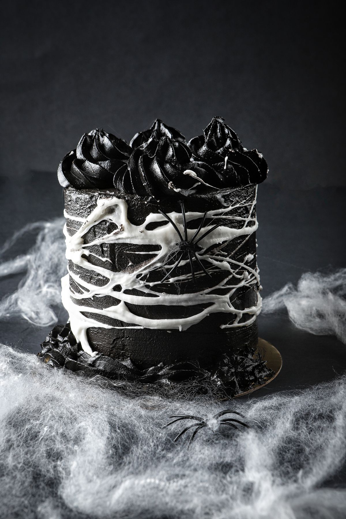 Torta negra con araña como ejemplo de tortas temáticas de Halloween