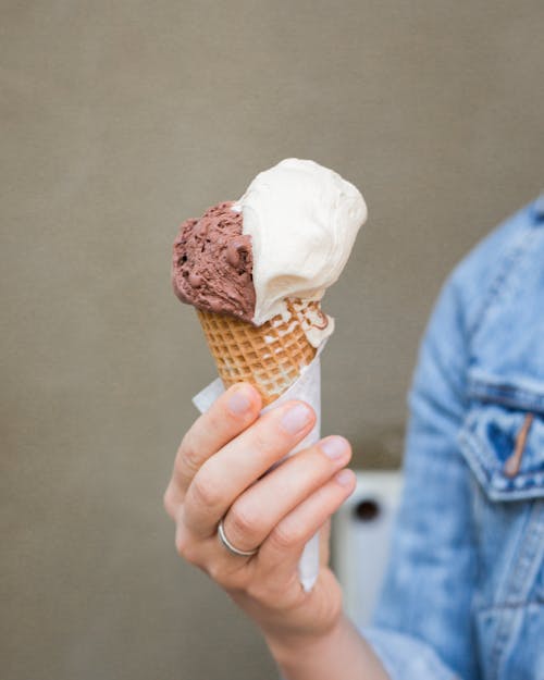 Foto Del Primo Piano Della Persona Che Tiene Il Gelato