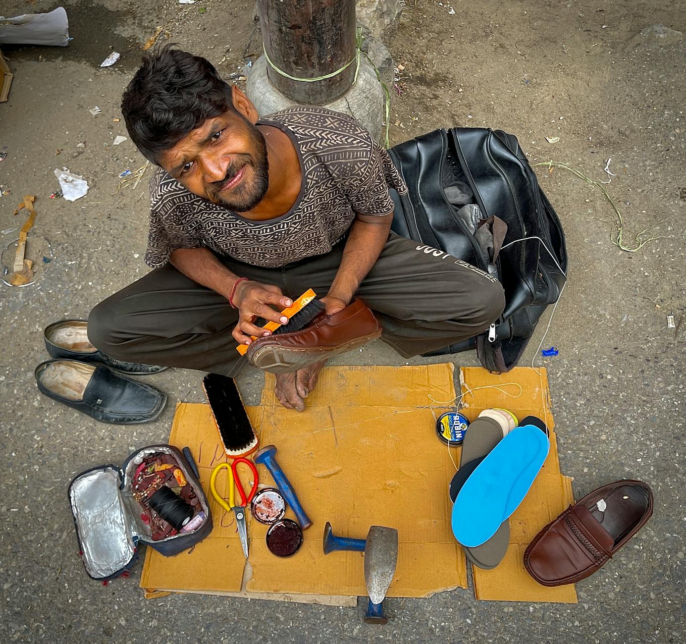 https://www.pexels.com/photo/a-man-sitting-on-the-ground-with-a-knife-and-other-items-27084287/